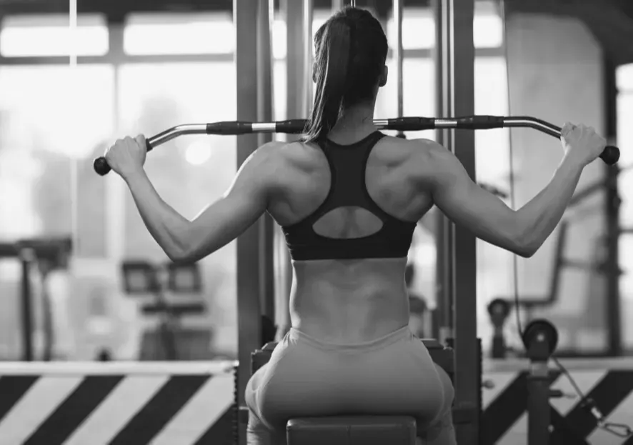 Domina los jalones en polea: El ejercicio imprescindible para una espalda fuerte