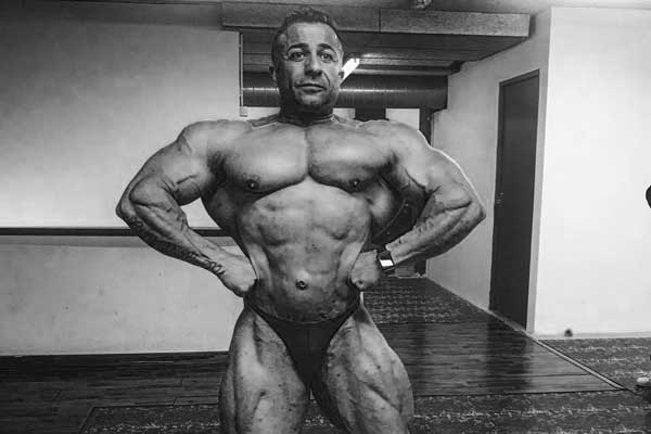 El culturista Toni Gutiérrez posando después de hacer su  multifibras